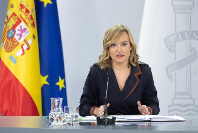 La ministra Portavoz y de Educación, Formación Profesional y Deporte, Pilar Alegría, interviene durante una rueda de prensa posterior a una reunión del Consejo de Ministros, en el Palacio de la Moncloa, a 28 de noviembre de 2023, en Madrid (España). El Co