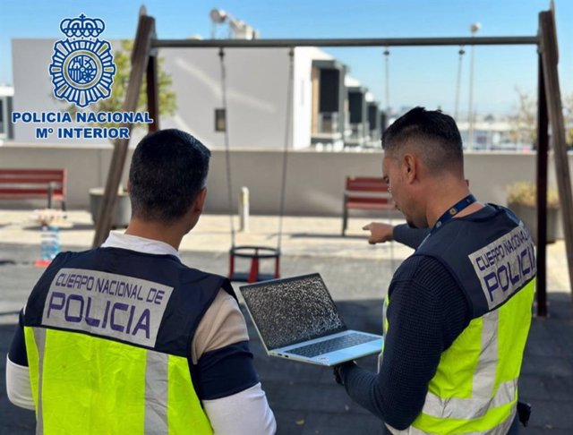 Agentes comprueban los escenarios de los vídeos grabados por el detenido