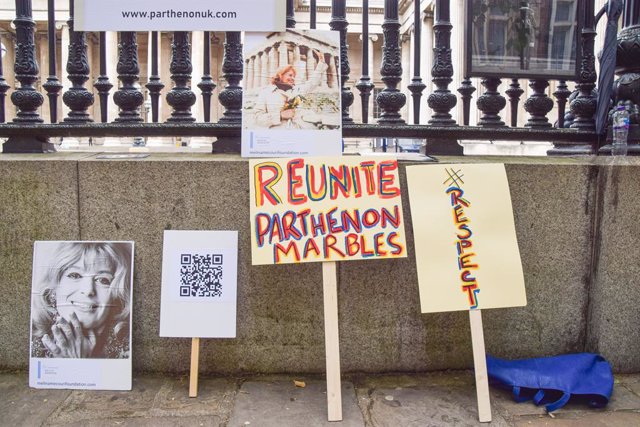 Archivo - Protesta per demanar la devolució dels marbres
