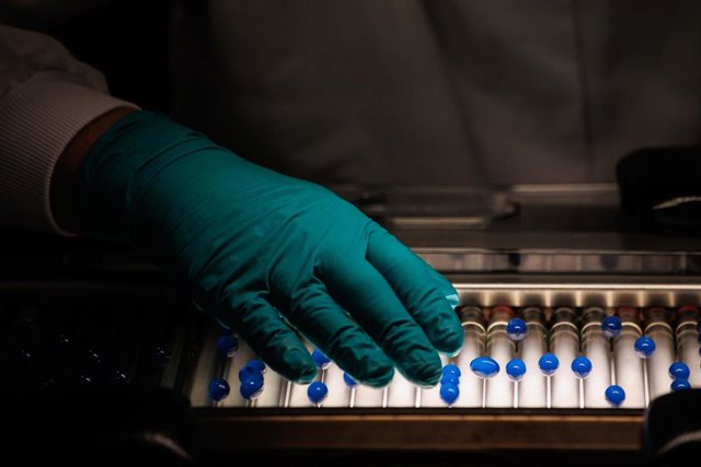 Archivo - Un trabajador en el laboratorio 