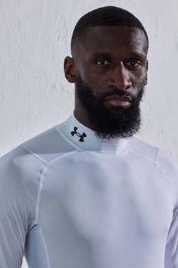 El defensa alemán del Real Madrid Antonio Rudiger utilizan la Baselayer de Under Armour durante sus entrenamientos en invierno.