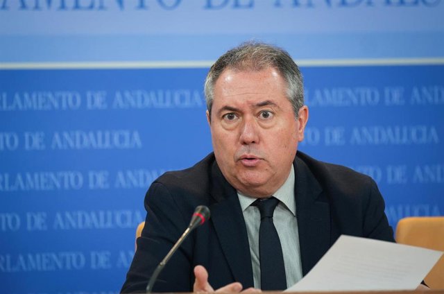 El diputado del grupo parlamentario socialista, y secretario general del PSOE-A, Juan Espadas, durante la ronda de ruedas de prensa de portavoces de los grupos parlamentarios en el Parlamento de Andalucía, a 28 de noviembre de 2023 en Sevilla (Andalucía, 