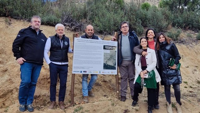 Plantación de 5.700 árboles para reforestar el monte 'Majalpino' de Navalacruz (Ávila), afectado por un grave incendio. Foto de familia del arranque del proyecto.