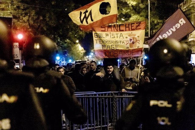 Varios manifestantes se enfrentan a la Policía durante una manifestación contra la amnistía frente a la sede del PSOE en Ferraz, a 19 de noviembre de 2023, en Madrid (España). 