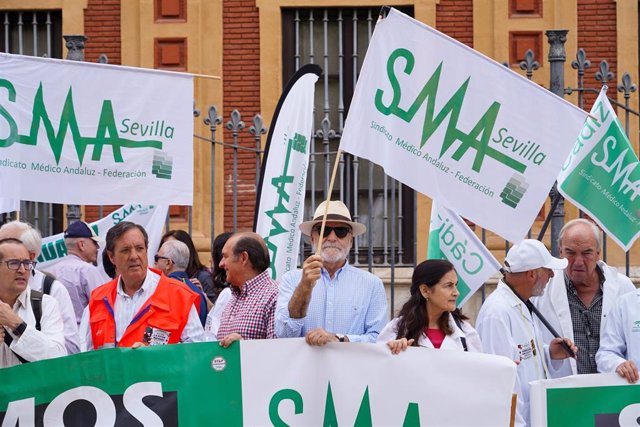 Archivo - Personal de Sindicato Médico Andaluz protesta a las puertas del Palacio de San Telmo, en una imagen de recurso.