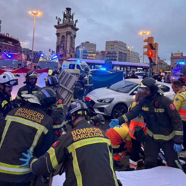 El cotxe de l'accident a la plaça Espanya de Barcelona
