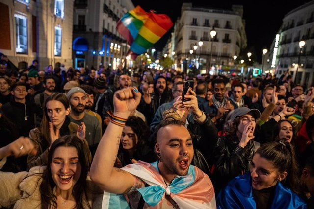 Cientos de personas durante una manifestación para defender las leyes Trans y LGTBI de la Comunidad de Madrid, en la Puerta del Sol, a 13 de noviembre de 2023, en Madrid (España). 