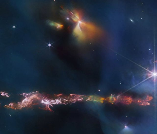 El Telescopio Espacial James Webb de NASA/ESA/CSA revela detalles intrincados del objeto Herbig Haro 797 (HH 797).