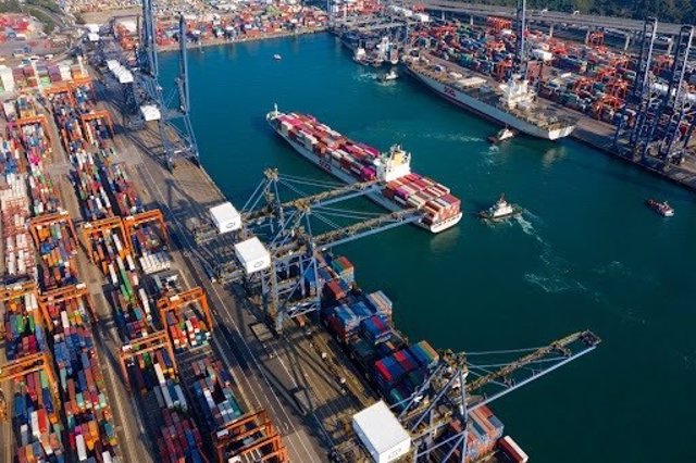 Un buc de càrrega en un port