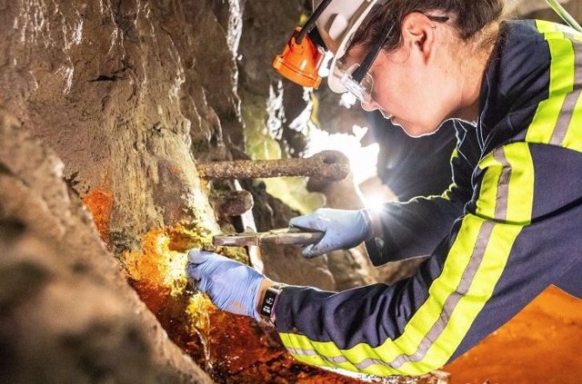 La investigadora Magdalena Osburn recoge muestras en la mina