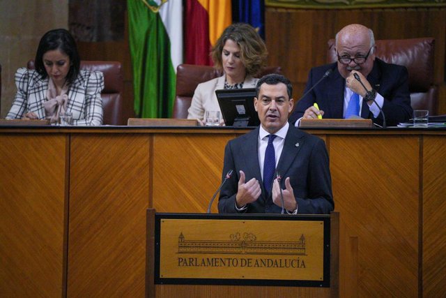 El presidente de la Junta de Andalucía, Juanma Moreno interviene en el pleno, a 29 de noviembre de 2023, en Sevilla, Andalucía (España). El presidente de la Junta de Andalucía, Juanma Moreno, abre la sesión del debate de la comunidad, acordado para los dí