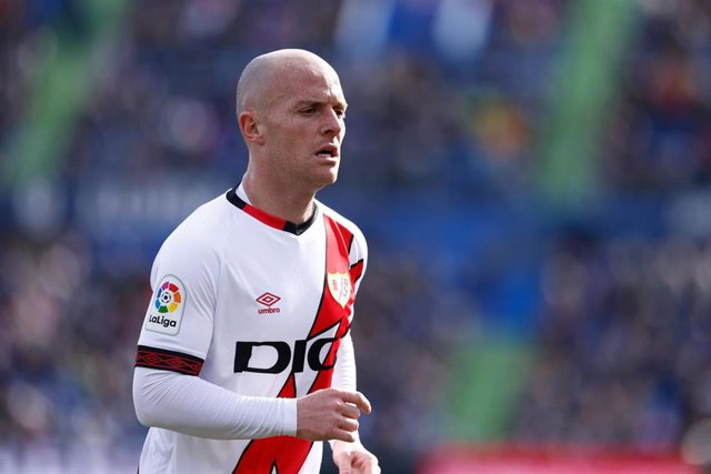 Archivo - El extremo del Rayo Vallecano Isi Palazón ante el Getafe.