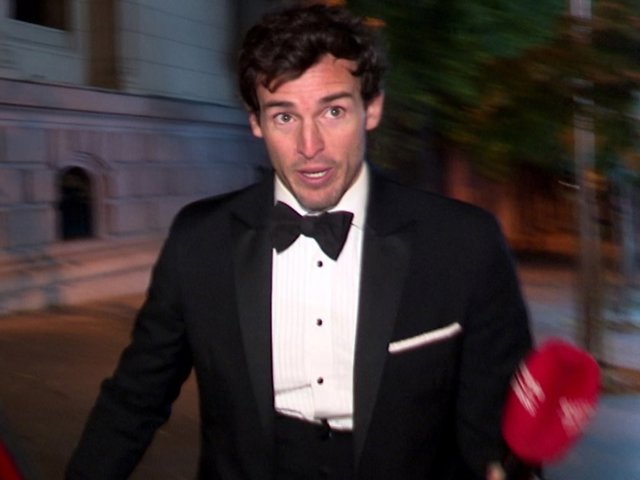 Iñigo Onieva abandonando el estreno de 'Berlín' sin Tamara Falcó