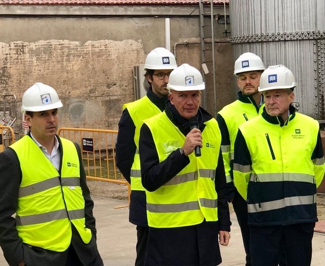 Mascort visita la estación de tratamiento de agua potable (ETAP) del Besòs (Barcelona) con el director de la Agència Catalana de l'Aigua (ACA), Samuel Reyes, y el presidente de Aigües de Barcelona (Agbar), Àngel Simón.