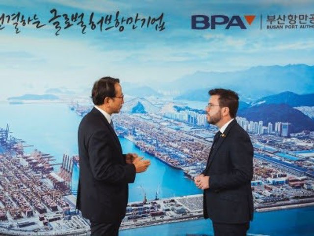 El presidente de la Generalitat, Pere Aragonès, con el presidente del Puerto de Busan, Joon-suk Kang