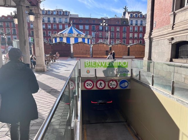 Archivo - Entrada al aparcamiento subterráneo de la plaza Mayor de Valladolid.