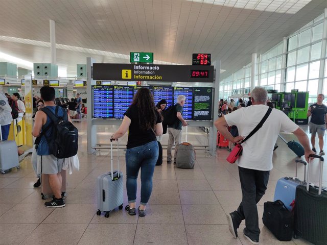 Archivo - Segunda jornada de huelga de los vigilantes de seguridad en el Aeropuerto de Barcelona.