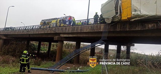 Herido el conductor de un camión al volcar y quedar la cabina sobre el puente del arroyo Salado en Jerez