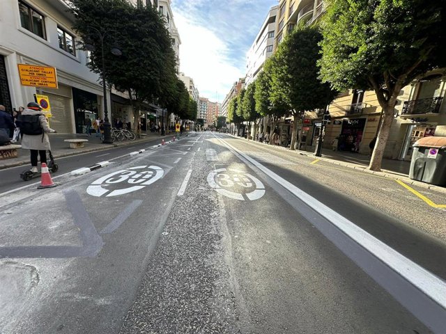 Imagen de la calle Colón de València con la nueva pintura sobre la calzada para su remodelación.