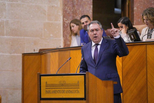 El diputado del grupo parlamentario socialista, y secretario general del PSOE-A, Juan Espadas durante el debate de la Comunidad, a 29 de noviembre de 2023, en Sevilla, Andalucía (España). El presidente de la Junta de Andalucía, Juanma Moreno, abre la sesi