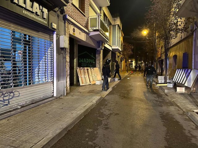 En marcha el desalojo del Estudinou de Santa Coloma (Barcelona) con dos Mossos d'Esquadra heridos leves