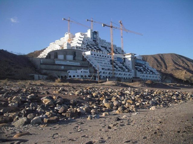 Archivo - Hotel de Azata en la playa de El Algarrobico, en Carboneras (Almería)