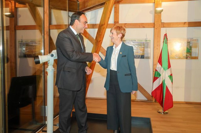 Javier Arriola Iberdrola Taldeko Banatzailea Den I-DE Enpresako Iparraldeko Eskualdeko Zuzendaria Eta Arantxa Tapia Eusko Jaurlaritzako Ekonomiaren Garapen, Jasangarritasun Eta Ingurumeneko Sailburua.