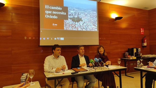 El concejal del PSOE Javier Ballina, el portavoz socialista Carlos Fernández Llaneza, y la concejala Marisa Ponga.