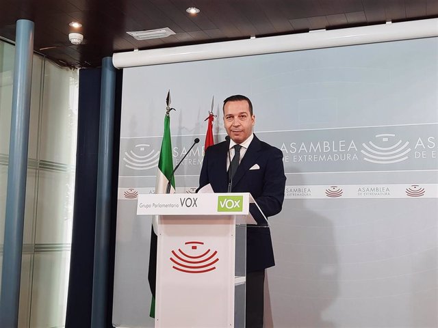 El portavoz de Vox en la Asamblea de Extremadura, Óscar Fernández Calle, en rueda de prensa para valorar los PGEx 2024
