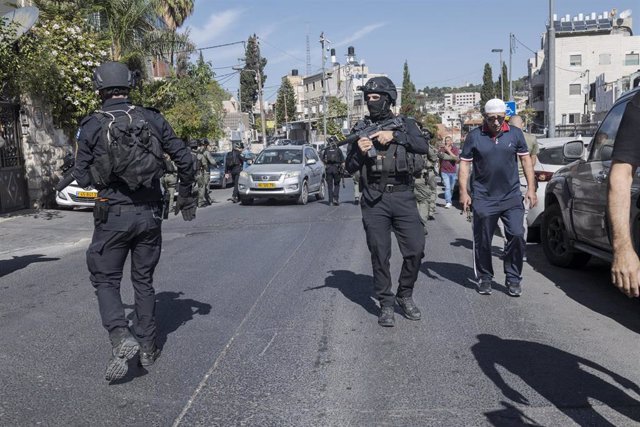 Miembros de las fuerzas de seguridad de Israel en un barrio de Jerusalén Este