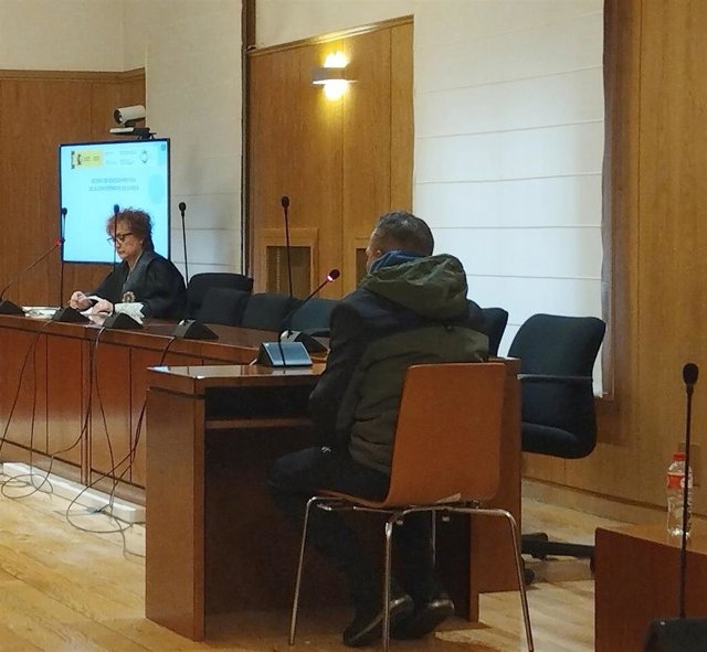 El acusado, de espaldas, durante el juicio en el que se le acusa de pasar billetes falsos de 20 euros en establecimientos de hostelería.