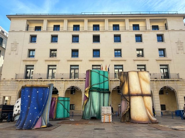 Las primeras figuras del Belén Gigante empiezan a tomar forma en la Plaza del Ayuntamiento