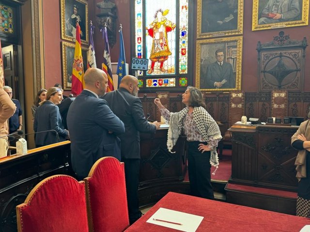 La portavoz de MÉS per Palma, Neus Truyol, dirigiéndose al alcalde de Palma, Jaime Martínez