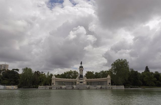 Archivo - Estanque de los Jardines de El Buen Retiro que continúan cerrados 