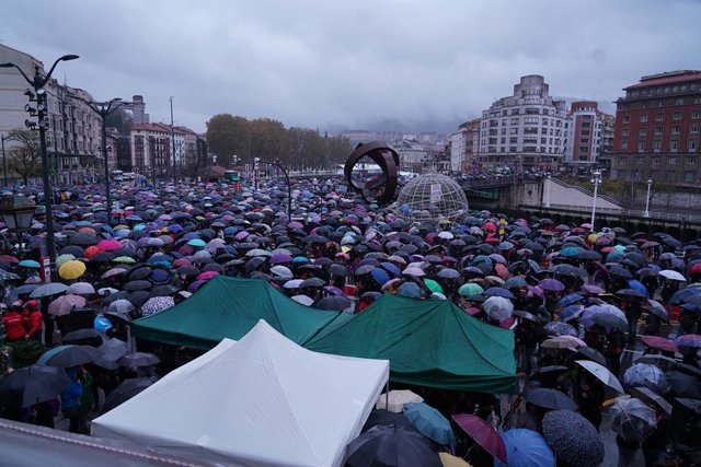 Greba feminista orokorrea dela-eta Bilbon antolatutako manifestazioko parte hartzaioeak udaletxearen aurrean.