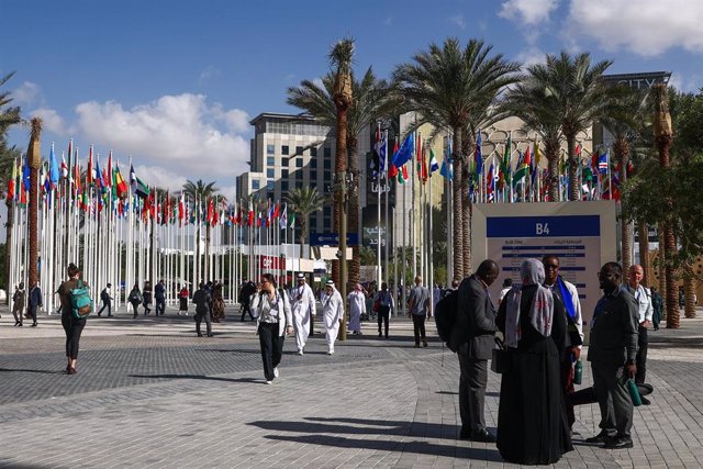 30 November 2023, United Arab Emirates, Dubai: People arrive in Expo City to attend COP 28. The UN Climate Change Conference, known as COP28, kicks off in Dubai on 30 November as world leaders descend on the Gulf nation for two weeks of climate talks. Pho