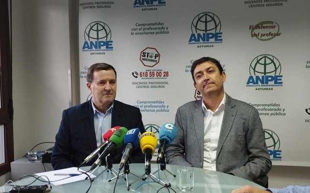 El presidente de ANPE Asturias, Gumersindo Rodríguez, junto al presidente nacional del sindicato, Francisco Venzalá González.