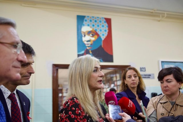 La consejera de Desarrollo Educativo y Formación Profesional, Patricia del Pozo, atiende a los medios.