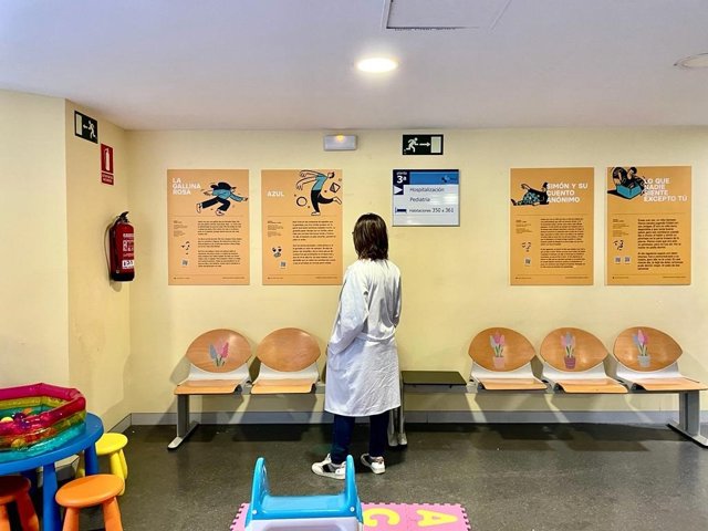 Aspecto de una sala de espera de Pediatría, con la exposición de cuentos.