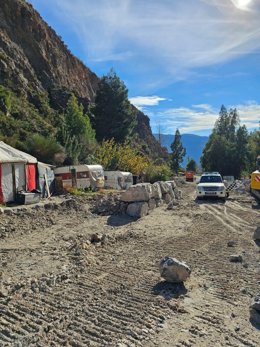 Trabajos en el cauce de río Sucio en Órgiva, con caravanas al fondo.