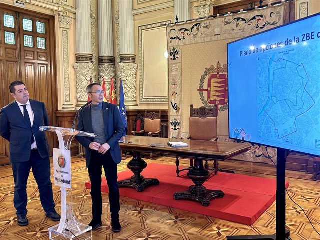 Los concejales Alberto Gutiérrez (PP) y Víctor Martín (Vox) presentan el nuevo proyecto de Zona de Bajas Emisiones de Valladolid.