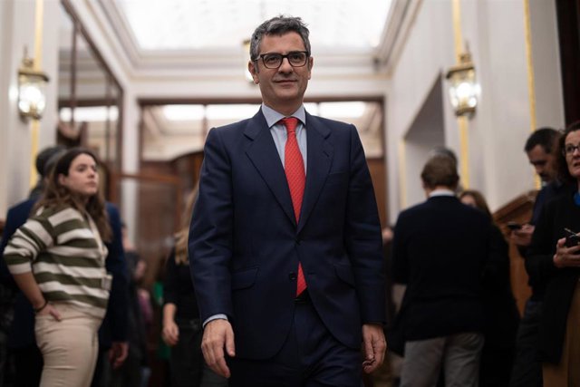 El ministro de la Presidencia, Justicia y Relaciones con las Cortes, Félix Bolaños, a su salida de una sesión plenaria, en el Congreso de los Diputados, a 28 de noviembre de 2023, en Madrid (España).