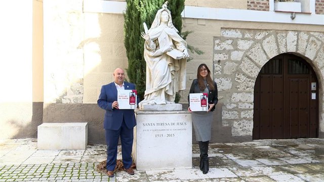 El coordinador de Huellas de Teresa, Carlos López, y la concejala de Turismo, Eventos y Marca Ciudad de Valladolid, Blanca Jiménez, en la presentación de la aplicación de lugares teresianos