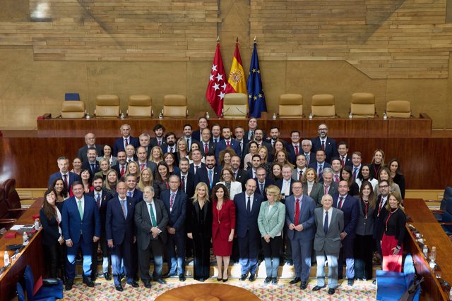 Foto familia tras el Pleno homenaje a los 40 años del estatuto de Autonomía