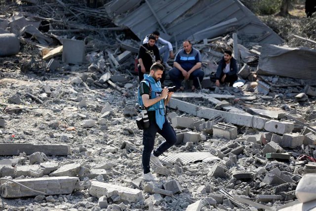 Archivo - May 14, 2023: Gaza, Palestine. 14 May 2023. A journalist covers the damage and destruction to Palestinian houses caused by Israeli air raids in Deir al-Balah, in the central Gaza Strip. A ceasefire was agreed late on Saturday to end the latest c