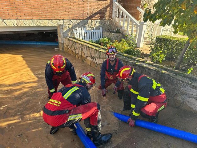 El desbordamiento de un arroyo en Camarma de Esteruelas inunda garajes, trasteros y plantas bajas de 52 casas