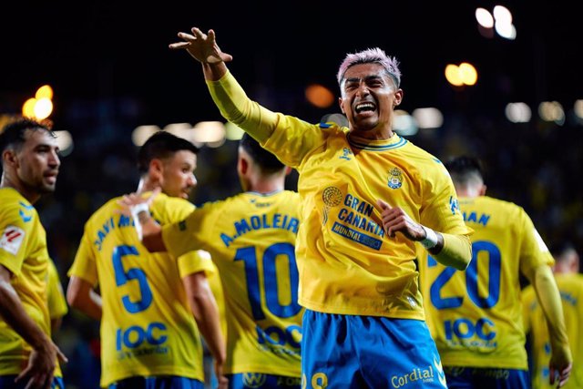 Julián Araujo celebra un gol con la UD Las Palmas.