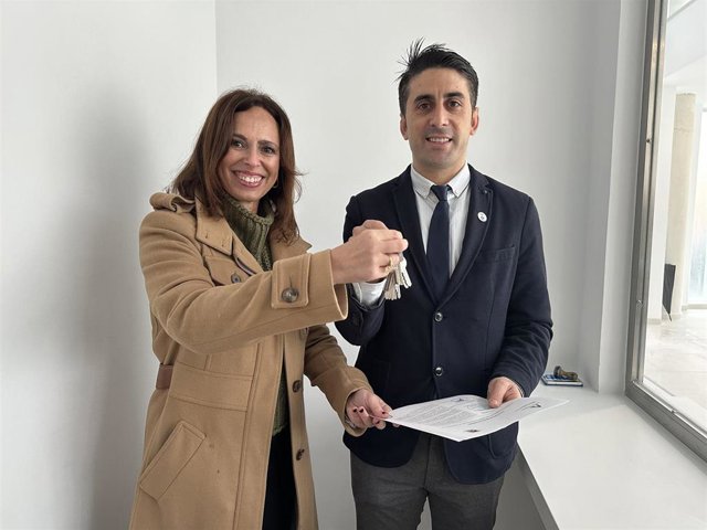 La consejera de Fomento, Articulación del Territorio y Vivienda, Rocío Díaz, y el alcalde de Beas de Segura, José Alberto Rodríguez.