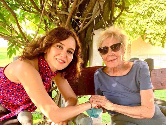 La presidenta de la Comunidad de Madrid, Isabel Díaz Ayuso, posa junto a la actriz Concha Velasco.