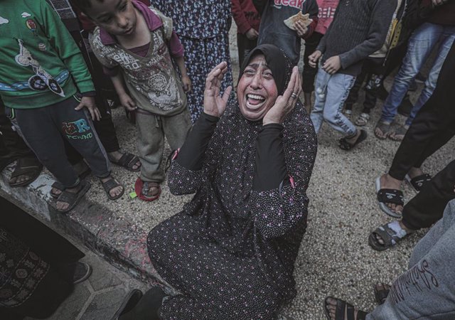 Civiles palestinos tras un bombardeo israelí en Deir al Balá, en el centro de la Franja de Gaza
